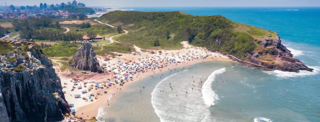 Вілла Casa De 2 Quartos Com 2 Ares-Condicionados Em Torres-Rs - Na Mais Bela Praia Gaucha - Cozinha - Banheiro - Tv Smart 32 E Wi-Fi - Estacionamento - Anfitria Superhost No Bnb Екстер'єр фото